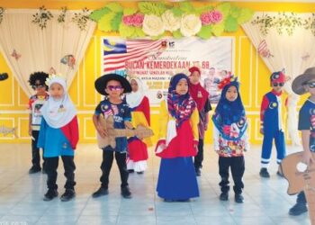 PARA peserta pertandingan deklamasi puisi anjuran  Sekolah Kebangsaan Banggu, Kota Bharu Kelantan  mempamerkan bakat masing-masing .