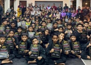 SEBAHAGIAN jawatankuasa penganjur bergambar dengan peserta terdiri murid sekolah rendah dan menengah yang menyertai Bengkel Penstrukturan Peraturan Baru Silat Olahraga 2025 di Sungai Petani, Kedah baru-baru ini.