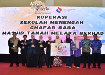 PASUKAN koperasi sekolah SMK Ghafar Baba menerima replika cek selepas muncul johan pada Program Aksi 2025 Peringkat Negeri Melaka yang diadakan di Ayer Keroh, Melaka.
