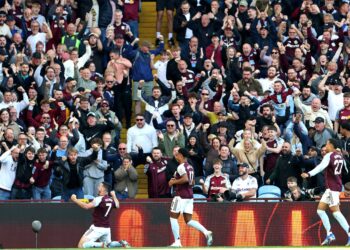 Pemain tengah Scotland Aston Villa, John McGinn (kiri) meraikan gol kedua pasukannya semasa perlawanan bola sepak Liga Perdana Inggeris antara Aston Villa dan Fulham di Villa Park di Birmingham, tengah England awal pagi tadi. - AFP