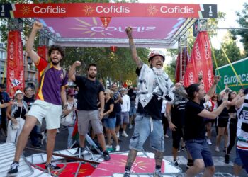 Penunjuk perasaan pro-Palestin menceroboh jalanan semasa peringkat ke-21 dan terakhir Vuelta a Espana 2025, perlumbaan sejauh 101km antara Alalpardo dan Madrid, berhampiran stesen Atocha di Madrid, hari ini. Pihak berkuasa telah meningkatkan kawalan keselamatan untuk peringkat akhir Vuelta di Madrid, yang dikerahkan seramai 1,100 pegawai polis di Madrid. - AFP