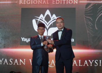 RIDZWAN Bakar (kiri) menerima anugerah Jenama Inspirasi di Asia Pacific Enterprise Awards (APEA) 2025 bagi pihak YWM di Singapura baru-baru ini.