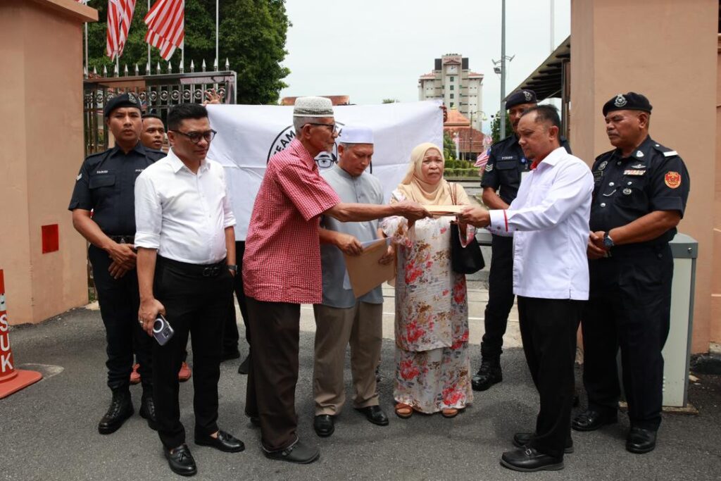 Wan Rizuan Keluarga Wan Ahmad Faris serah memorandum tuntutan kepada Kerajaan Kelantan