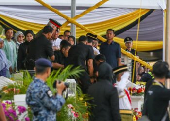 KEJADIAN seorang wanita menceroboh pentas utama dan mendekati Sultan Nazrin Muizzuddin Shah ketika Sambutan Hari Kebangsaan pada Ahad lalu. - UTUSAN/MUHAMAD NAZREEN SYAH MUSTHAFA
