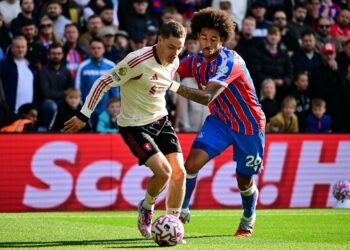 PEMAIN Liverpool, Florian Wirtz (kiri) diasak pertahanan Crystal Palace dalam aksi liga di tempat lawan baru-baru ini. - AFP