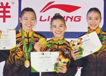 JIA Rong (kiri) bergandingan bersama Cheong Min (tengah) dan Pang Pui Yee untuk menghadiahkan emas terakhir dalam acara duilian.