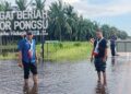 MENINAU keadaan jalan yang dinaiki air di Alor Pongsu di Bagan Serai.