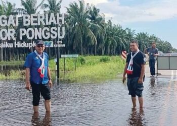 MENINAU keadaan jalan yang dinaiki air di Alor Pongsu di Bagan Serai.