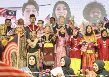 AHMAD Zahid Hamidi mengibarkan jalur gemilang sempena hari kebangsaan pada Majlis Perhimpunan Bulanan KKDW di Putrajaya. - UTUSAN/ALIF ZUBIR