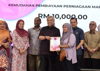 AHMAD Zahid Hamidi menyampaikan geran perniagaan kepada usahawan pada Program Pemerkasaan Wanita dan  Seminar Kenegaraan Malaysia Madani Peringkat Kebangsaan di Politeknik Bagan Datuk, Bagan Datuk hari ini. - UTUSAN/ZULFACHRI ZULKIFLI