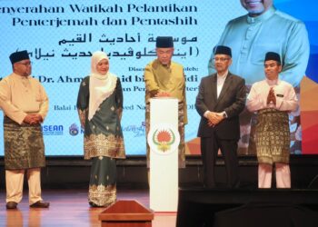 selepas merasmikan ensiklopedia terbitan Dewan Bahasa Dan Pustaka dan Penyerahan Watikah Pelantikan Penterjemah dan Pentashih Mawsu'ah Ahadith Al-qiyam (Ensiklopedia Hadis Nilai) Jilid 1 Hingga 4 di Dewan Bahasa dan Pustaka (DBP), di sini, semalam.