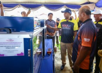 ZAMBRY Abd.  Kadir melawat pameran pada majlis penyerahan projek Kampung Angkat Madani Bendang Siam di Taiping hari ini. - UTUSAN
MUHAMAD NAZREEN SYAH MUSTHAFA
