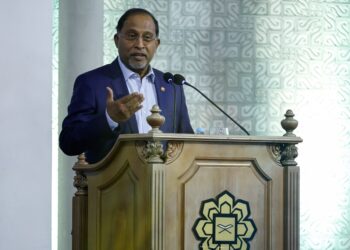 ZAMBRY Abd. Kadir berucap pada pelancaran buku dan penubuhan IINTAS di ISTAC, Kuala Lumpur hari ini. - UTUSAN/SHIDDIEQIIN ZON