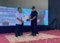 MOHD. Dusuki Mokhtar (kanan) menyerahkan sijil penghargaan kepada wakil agensi yang terlibat pada Majlis Penyerahan Infrastruktur Awam Program Kampung Angkat Madani Jabatan Peguam Negara 2025 di Kampung Padang Tembak, Kelantan. - UTUSAN /ROSMIZAN RESDI