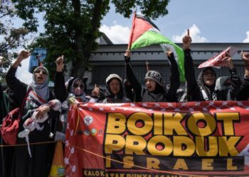 TINDAKAN boikot memberi tekanan kepada Israel dan terbukti melalui kemerosotan keuntungan syarikat-syarikat besar yang terlibat dengan negara Zionis tersebut. -AFP