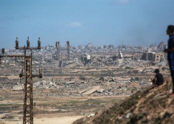 PENDUDUK Palestin melihat kesan kemusnahan infrastruktur akibat bedilan tentera Israel di Nuseirat, Gaza. - AFP
