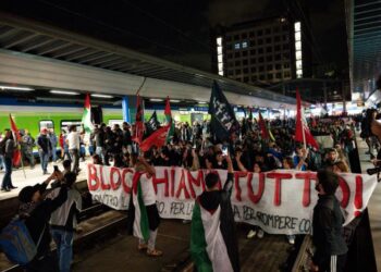 PENUNJUK perasaan pro-Palestin berkumpul di stesen kereta api Milano Cadorna, Milan, Ilati  bagi membantah pemintasan Misi Global Sumud Flotilla sebagaimana kecoh di media sosial pada 1 Oktober lalu. – AFP