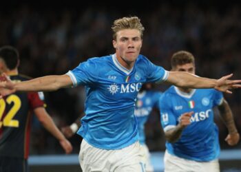 RASMUS Hojlund muncul wira Napoli apabila meledak gol kemenangan ketika menewaskan Genoa 2-1.- AFP