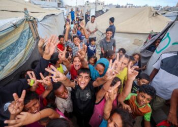 KANAK-kanak Palestin meraikan berita perjanjian gencatan senjata baharu di sebuah kem pelarian di Nuseirat, tengah Semenanjung Gaza.-AFP