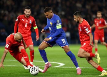 KAPTEN Perancis, Kylian Mbappe dikawal ketat oleh pemain Azerbaijan ketika perlawanan kelayakan Kumpulan D Piala Dunia 2026 yang berlangsung di Parc des Princes Stadium di Paris, Perancis, semalam.-AFP
