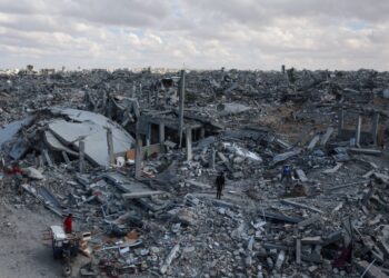 PENDUDUK Palestin mencari barangan yang boleh digunakan dalam runtuhan bangunan di Khan Younis, Gaza. - AFP