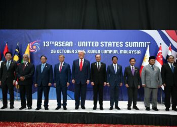DONALD Trump dan Anwar Ibrahim bergambar bersama pemimpin ASEAN yang lain sebelum Sidang Kemuncak ASEAN-AS Ke-13 sempena Sidang Kemuncak ASEAN Ke-47 di Kuala Lumpur, semalam. – AFP