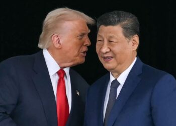 DONALD Trump berbual dengan Xi Jinping di Busan, Korea Selatan. – AFP