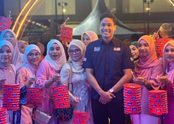 WAKIL rasmi Malaysia Book Of Rekord (MBOR), Megat Farish Hussein Megat Muzaffar Shah bersama sebahagian peserta perarakan tanglong berpakaian etnik sempena Program Jelajah Orang Johor (JOJ) DUN Parit Yaani di Batu Pahat malam tadi.