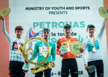 JORIS Delbove (dua dari kiri) mengesahkan gelaran juara keseluruhan Le Tour de Langkawi (LTdL) 2025.