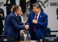 PERDANA Menteri, Datuk Seri Anwar Ibrahim bersama Presiden China, Xi Jinping pada Mesyuarat Pemimpin Ekonomi Kerjasama Ekonomi Asia Pasifik (APEC) di Gyeongju, Korea Korea, semalam. – PEJABAT PERDANA MENTERI