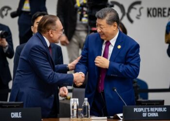 PERDANA Menteri, Datuk Seri Anwar Ibrahim bersama Presiden China, Xi Jinping pada Mesyuarat Pemimpin Ekonomi Kerjasama Ekonomi Asia Pasifik (APEC) di Gyeongju, Korea Korea, semalam. – PEJABAT PERDANA MENTERI