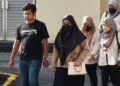 ZAIM Ikhwan Zahari (kiri) dan Ismanira Abdul Manaf tiba di Mahkamah Sesyen Petaling Jaya untuk keputusan kes mengabaikan anaknya, semalam. – UTUSAN/ISKANDAR ISHAK