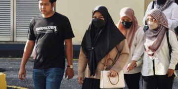 ZAIM Ikhwan Zahari (kiri) dan Ismanira Abdul Manaf tiba di Mahkamah Sesyen Petaling Jaya untuk keputusan kes mengabaikan anaknya, semalam. – UTUSAN/ISKANDAR ISHAK
