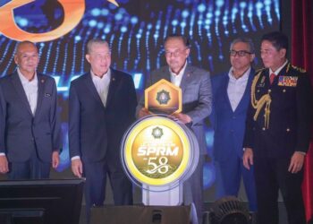 ANWAR Ibrahim melakukan gimik perasmian Sambutan Ulang Tahun Suruhanjaya Pen­­cegahan Rasuah Malaysia Ke-58 di Putrajaya, semalam. Turut hadir, Timbalan Perdana Menteri, Datuk Seri Fadillah Yusof dan Ketua Pesuruhjaya SPRM, Tan Sri Azam Baki. – UTUSAN/FAISOL MUSTAFA