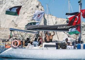 KONVOI Global Sumud Flotilla  dalam misi menghantar bantuan kemanusiaan kepada penduduk Gaza, Palestin, berdepan risiko tindakan agresif tentera Israel.  – AFP