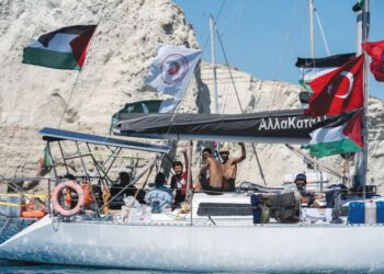 KONVOI Global Sumud Flotilla  dalam misi menghantar bantuan kemanusiaan kepada penduduk Gaza, Palestin, berdepan risiko tindakan agresif tentera Israel.  – AFP