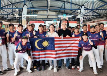 Anthony Woon, Chris Lim dan Willeam Mah bersama skuad sofbol lelaki negara yang akan mewakili Malaysia pada Sukan SEA ke-33 di Bangkok.