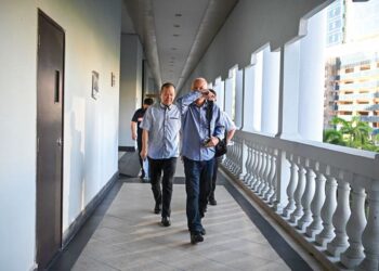 CHAN Chee Keong (kanan) bersama Ang Teck Ann (kiri) hadir di Mahkamah Sesyen Kuala Lumpur bagi menghadapi pertuduhan menerima rasuah berhubung projek cadangan pembinaan Lebuh Raya MEX II. – UTUSAN/ZAHRA MOHAMAD ZHAHIR