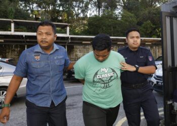 MUHAMMAD Faiz Aresah dibawa ke Mahkamah Sesyen Johor Bahru, Johor hari ini bagi didakwa atas pertuduhan menganiaya seorang kanak-kanak perempuan yang dipercayai anak saudaranya sendiri bulan lalu.UTUSAN/BAAZLAN IBRAHIM.