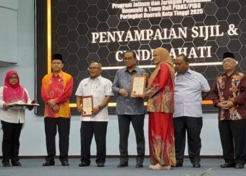 MOHAMED Khalid Nordin menyampaikan sijil pada Program Jalinan Eduksi Komuniti (ProJEK) Peringkat Daerah Kota Tinggi di Dewan V Tech Kolej Vokasional Kota Tinggi, Johor hari ini.
