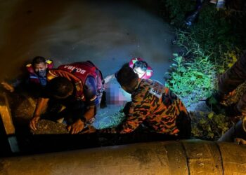 ANGGOTA bomba menemui mayat Otman Ahmad di dasar Sungai Gadek, Alor Gajah, Melaka selepas hampir sejam operasi pencarian.