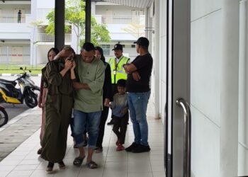 SUASANA hiba di Unit Perubatan Forensik Hospital Rembau sebaik kehadiran ahli keluarga termasuk ibu bapa seorang kanak-kanak lelaki berusia 10 tahun yang meninggal dunia seleoas ditemukan tidak sedarkan diri di sebuah sekolah rendah di Senawang, Seremban, semalam.-UTUSAN/NOR AINNA HAMZAH.