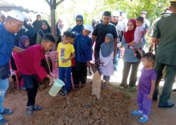 MUHAMMAD Arash Mohd. Ruzaini (kiri) menyiram air mawar ke pusara bapanya, Mohd. Ruzaini Md. Shariff di Tanah Perkuburan Islam Pekan Baru, Kuala Ketil, Baling, Kedah hari ini.