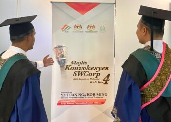 RAVI (kiri) dan Amran berbangga diberi peluang kedua untuk memulakan kehidupan baru setelah dianugerahkan Sijil Kemahiran Malaysia pada Majlis Konvokesyen SWCorp Kali Keempat di Pusat Kovension Bangi Avenue, Selangor hari ini.-UTUSAN/AFIERA KHAIRULAZMI.