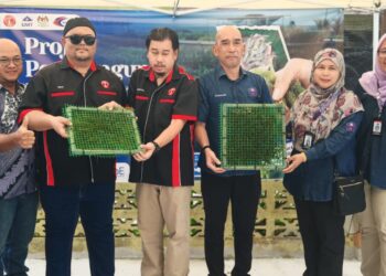 TIMBALAN  Naib Canselor (Penyelidikan dan Inovasi) UMT,  Prof. Dr. Muhammad Ikhwanuddin Abdullah (dua  dari kanan) bersama peserta OKU projek pembangunan polikultur akuaponik marin.