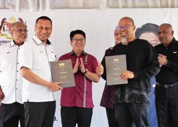 EWON Benedick (tengah) bersama Muhazli Muhamad (dua dari kiri) semasa sesi Pertukaran Memorandum Perjanjian (MOA) dengan Keretapi Tanah Melayu Berhad (KTMB) di bawah Vendor Development Program.