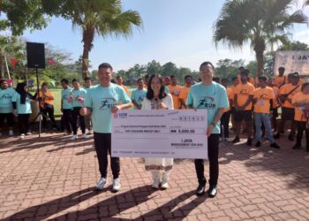 TEO Nie Ching (tengah) menyaksikan penyerahan cek cura daripada I-Jaya Management Sdn. Bhd. kepada pejabat Ahli Dewan Undangan Negeri (ADUN) Senai semasa program Run For The Future di Hutan Bandar Putra Kulai, Johor, hari ini.