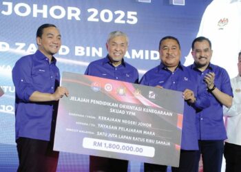 AHMAD Zahid Hamidi menyaksikan penyerahan cek disampaikan Menteri Besar Johor, Datuk Onn Hafiz Ghazi kepada Pengerusi Yayasan Pelajaran Mara, Datuk Seri Dr. Ismail Mohamed Said di Johor, semalam. Turut hadir, Pengerusi Mara, Datuk Asyraf Wajdi Dusuki.  – UTUSAN/RAJA JAAFAR ALI