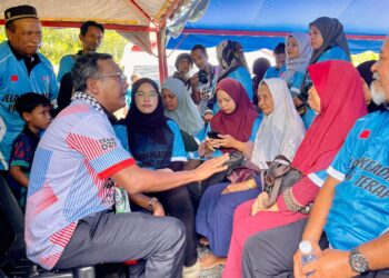 ZURADI Rahim (kiri) bertemu orang ramai yang hadir ke program kemasyarakatan anjuran pihaknya di Kampung Sireh, Padang Terap, Kedah. - UTUSAN/ SHAHIR NOORDIN