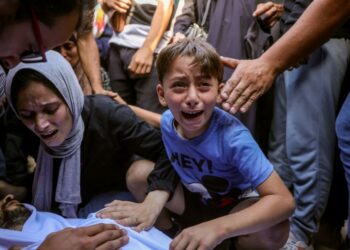 Hilang tempat bergantung.
Sebuah keluarga menangisi kematian ahli keluarga mereka yang terkorban dalam serangan kejam tentera Israel di Hospital AlAqsa Martyrs di Deir el-Balah, tengah Semenanjung Gaza, pada 1 Oktober lalu.
Tentera Israel mengumumkan akan menutup laluan penduduk di selatan ke utara Gaza, ketika mereka meningkatkan serangan di Gaza City. – AFP